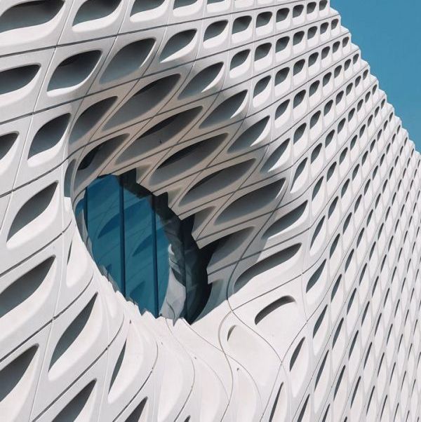 Nahaufnahme Gebäudefassade mit rundem Fenster